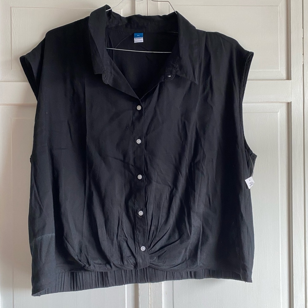 NWT black sleeveless cropped button up